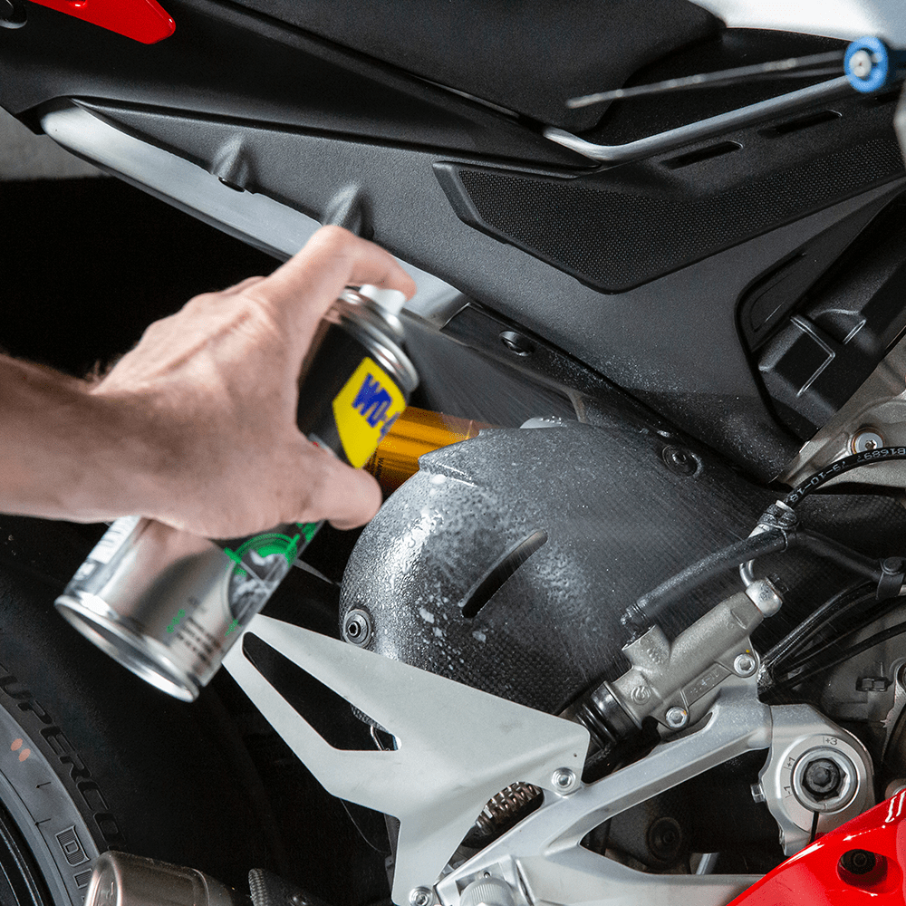 WD40_MOTORBIKE_Wax_and_Polish_250ml_Usage_2