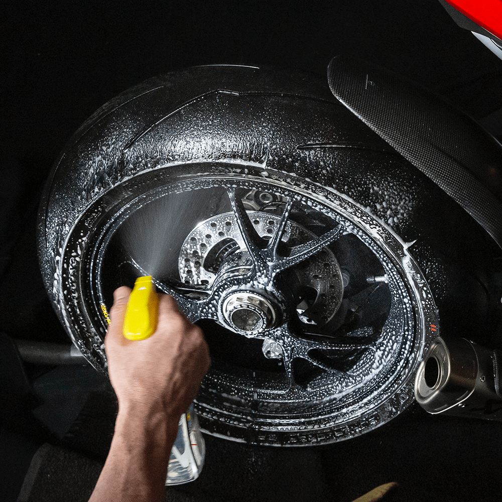 WD40_MOTORBIKE_Total_Wash_500ml_Usage_2-1.png