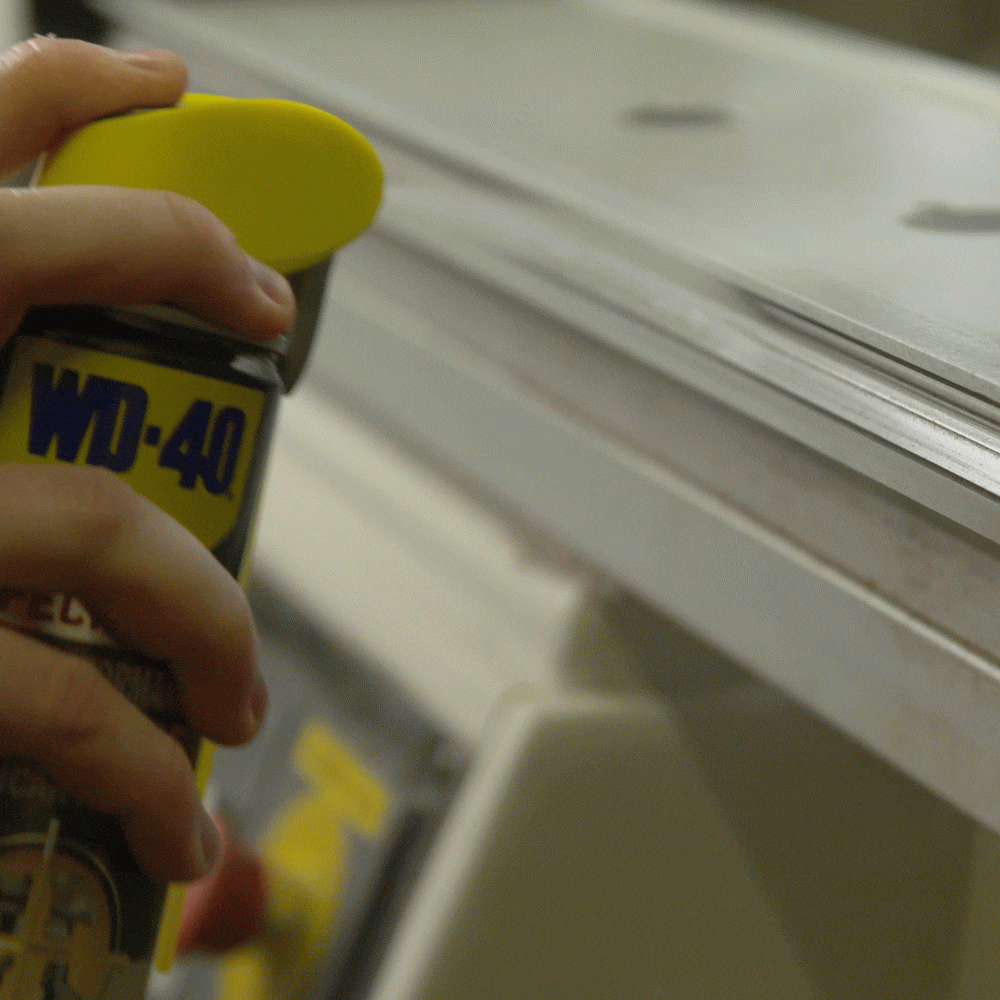 WD40_SPECIALIST_HIGH_PERFORMANCE_SILICONE_LUBRICANT_400ML_Usage_1-1.gif