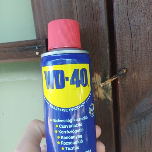 Szoruló ajtózár kezelése WD-40-el