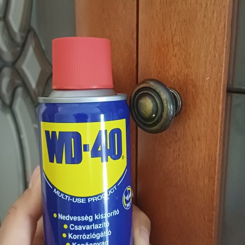 Konyhaszekrény karbantartása WD-40-el