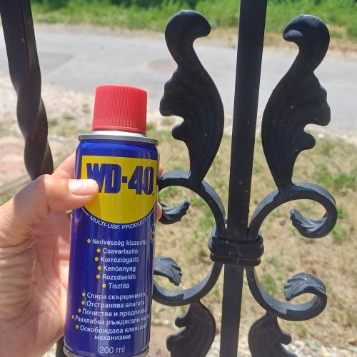 Fém kapu karbantartása WD-40-el
