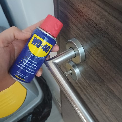 Ajtókilincs karbantartás WD-40-el