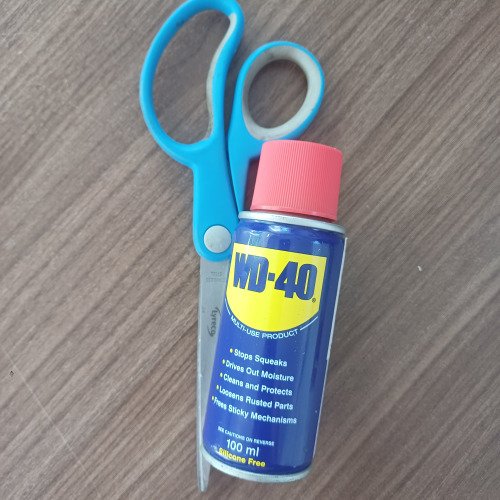 Szoruló olló karbantartás WD-40-el