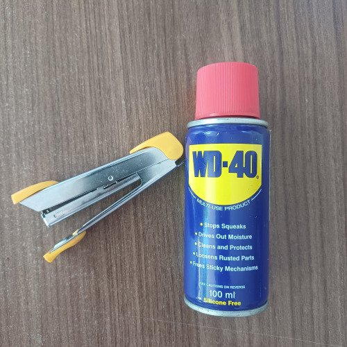 Tűzőgép karbantartás WD-40-el