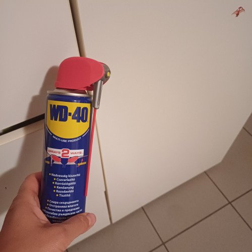 Szekrény ajtó zsanér kezelése