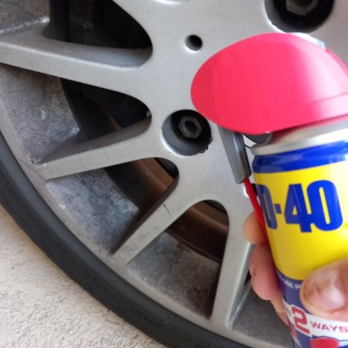 Autó kerék csavar wd40