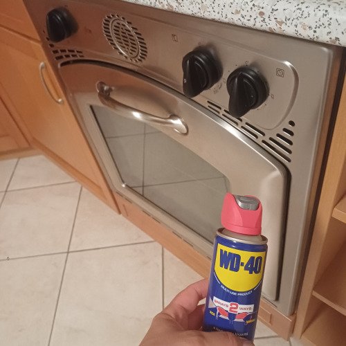 Sütő karbantartása WD-40-el