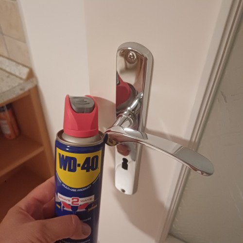 Kilincs karbantartása WD-40-el