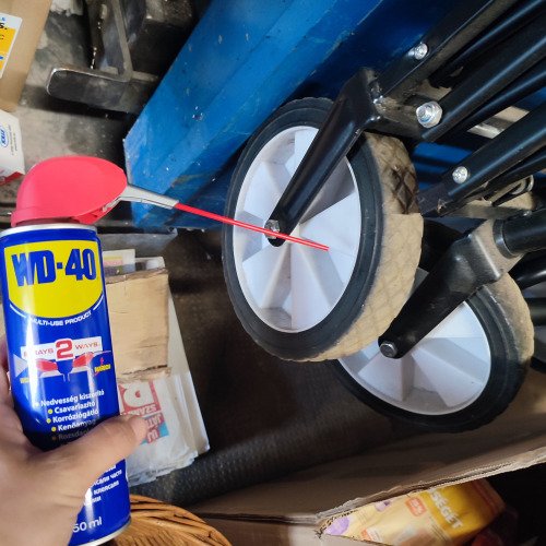 Horgászkocsi nyikorgó, nehezen forduló kereke