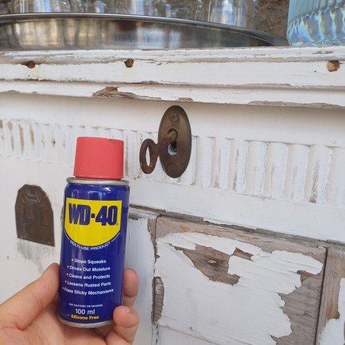 Vintage Kredenc zár kenése WD-40-el