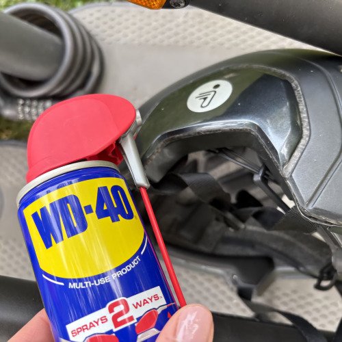 Bukósisak karbantartás WD-40-el
