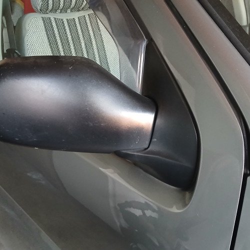 Autó tükör karbantartása.