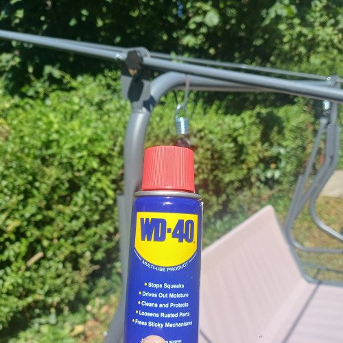 Hintaágy nyikorgás kezelése WD-40-el