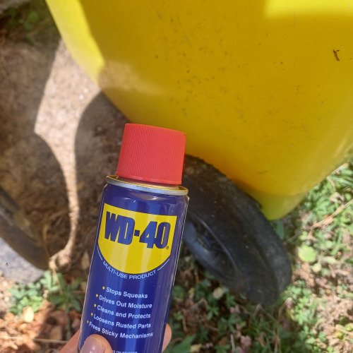Szemetes kerekének javítása WD-40-el