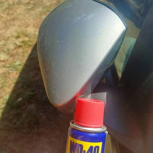 Autó visszapillantó kezelése WD-40-el
