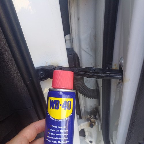 Autó ajtó karbantartása WD-40-el