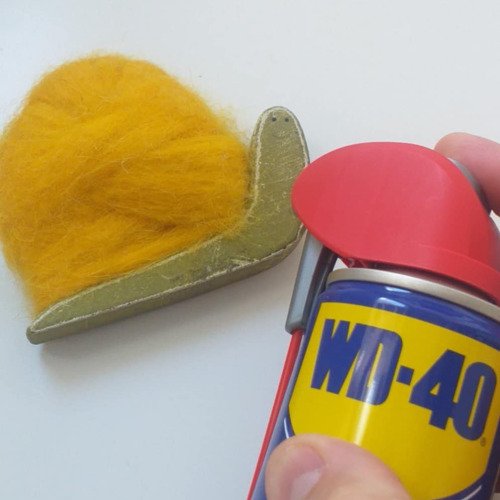 Kézműves kis szobor wd40