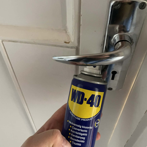 Nyikorgó ajtó kilincs javítása WD40-el