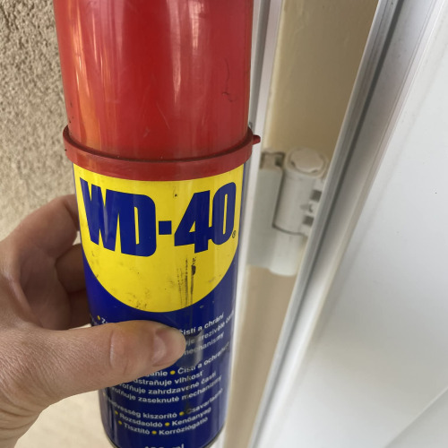 Nyikorgó ajtózsanér javítása WD40-el