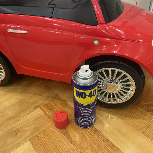 Játékautó javítás WD40-el