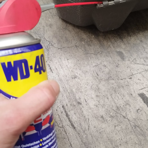 Szerszámos láda fém zsanérjának karbantartása