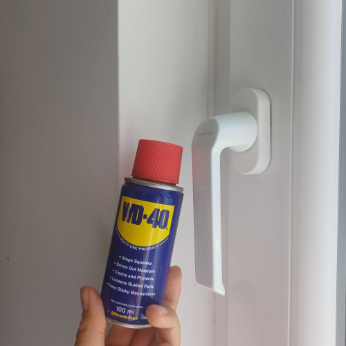Ajtó kilincs karbantartás WD-40-el