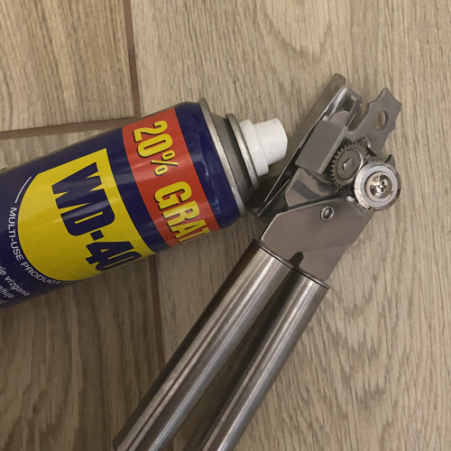 Konzervnyitó befújása WD-40el
