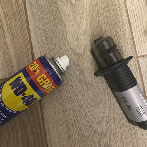 Késélező befújása WD-40el a rozsda ellen