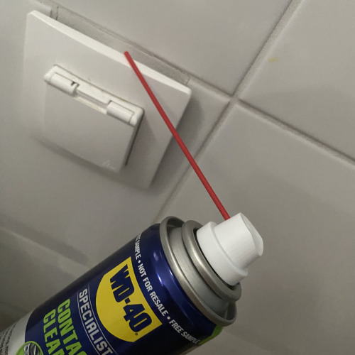 Fürdőszobai konnektor tisztítása