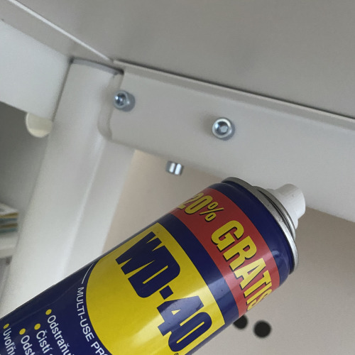 Asztal csavarjainak meghúzása WD-40el