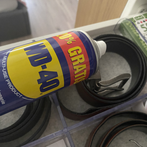 Forgatható övcsat befújása WD-40el