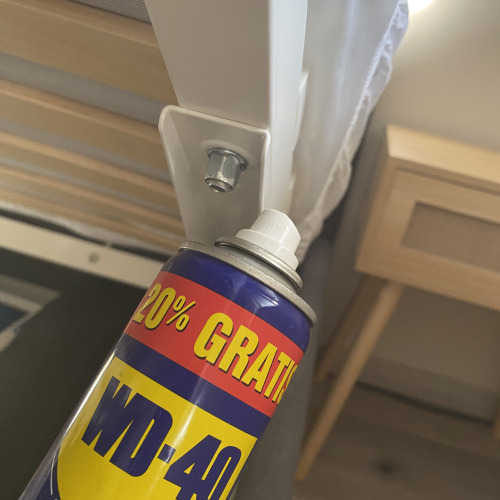 Ágy csavarának befújása WD40el