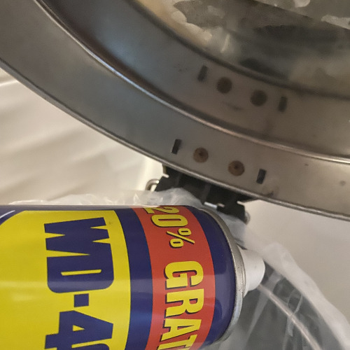 Nyikorgó kiskuka fedelének befújása WD-vel