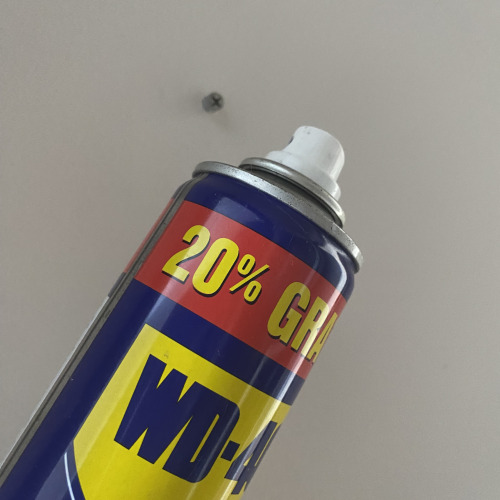 Csavar lazítása a tipliben WD-40el