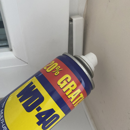 Nyikorgó ablakzsanér kenése