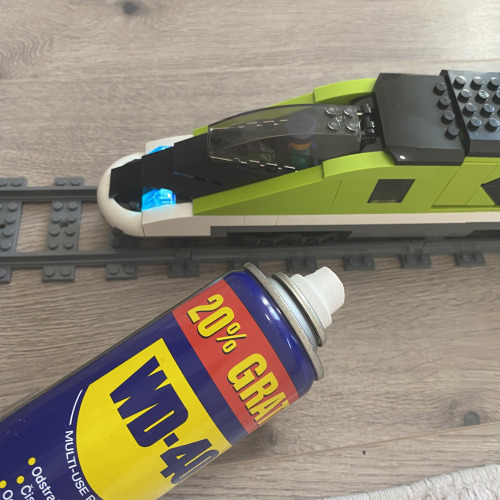 Lego kisvonat kerekeinek kenése WD-40el