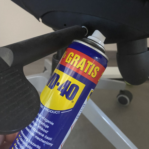 Gurulós szék állítókat kenése WD-40el