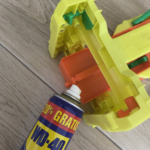 Rugós játék karbantartása WD-40el