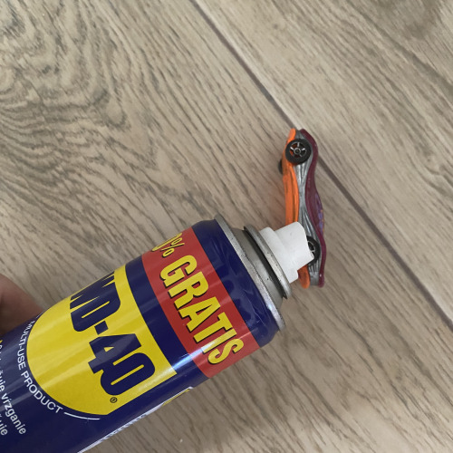 Kisautó beragadt kerekének kenése WD-40el