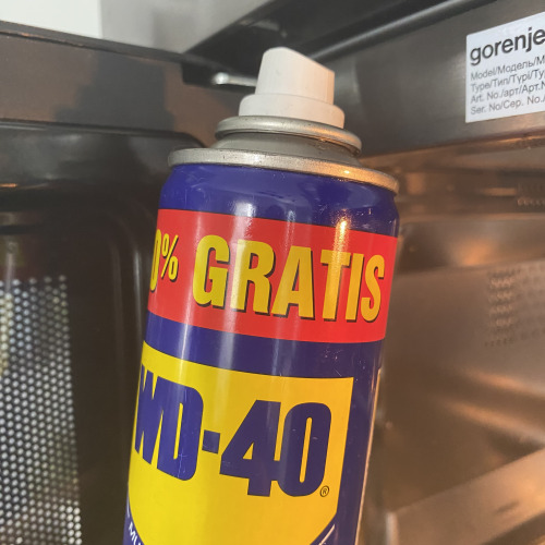 Mikró ajtajának kenése nyikorgás ellen