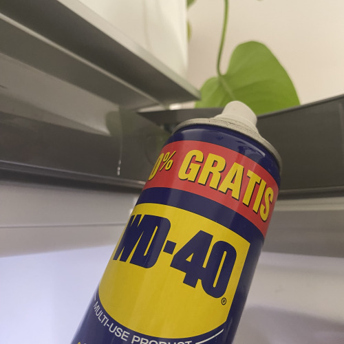 Hűtőszekrény ajtajának kenése nyikorgás ellen