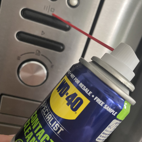 Mikró gombjainak karbantartása WD-40el