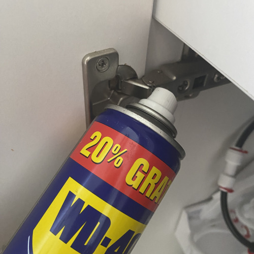 Szekrény zsanér kenése nyikorgás ellen