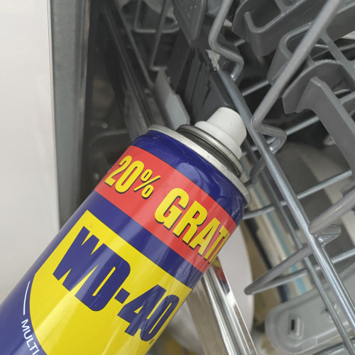 Mosogatógép görgős részének kenése WD-40el