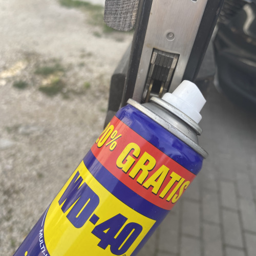 Zár olajozása WD-40el
