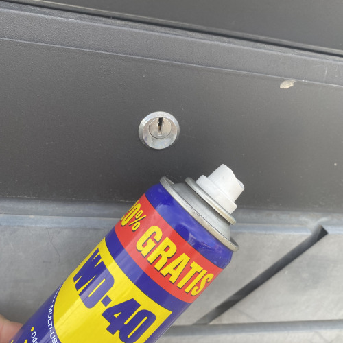 Zár olajozása WD-40el