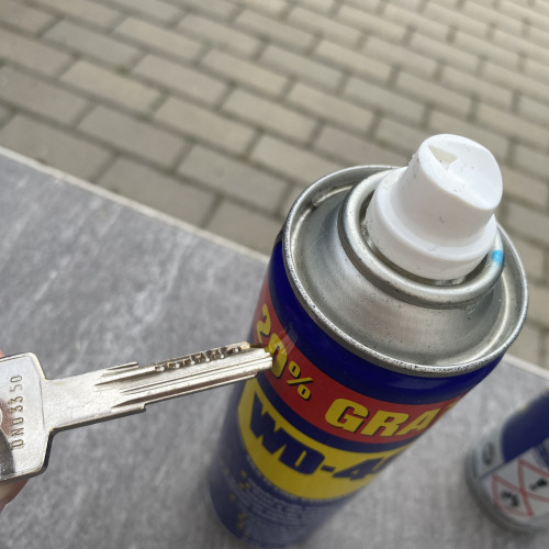 Kulcs tisztítása WD-40el