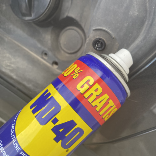 Zárógomb kenése WD-40el