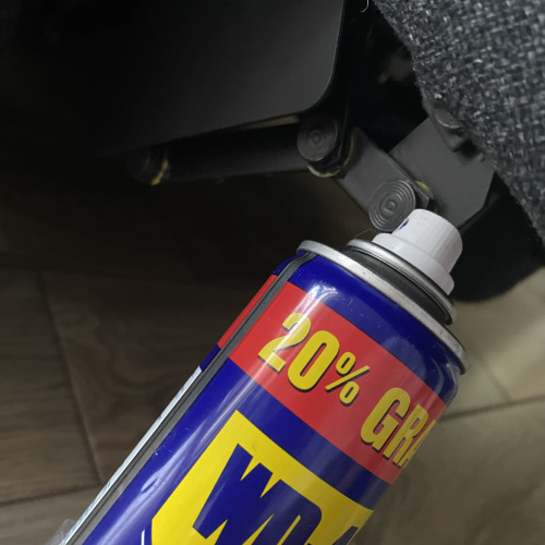 Dönthető fotel mozgó alkatrészének befújása